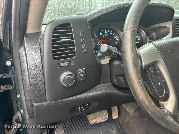 image for item EA4476 2013 Chevrolet Silverado 1500 Ext. Cab pickup truck