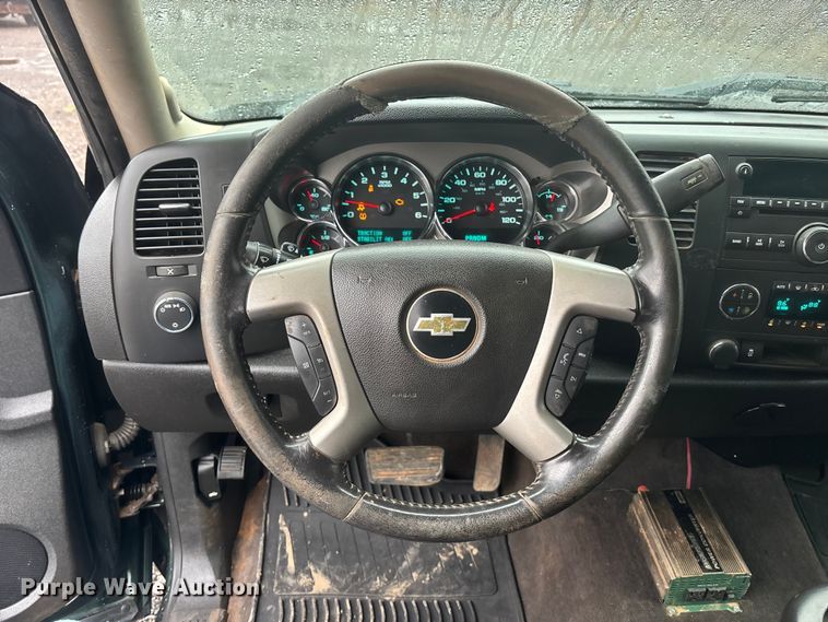 image for item EA4476 2013 Chevrolet Silverado 1500 Ext. Cab pickup truck