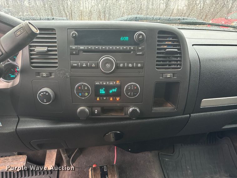 image for item EA4476 2013 Chevrolet Silverado 1500 Ext. Cab pickup truck