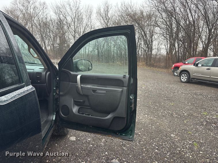 image for item EA4476 2013 Chevrolet Silverado 1500 Ext. Cab pickup truck