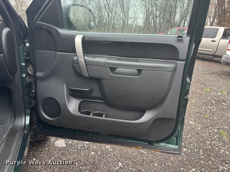 image for item EA4476 2013 Chevrolet Silverado 1500 Ext. Cab pickup truck