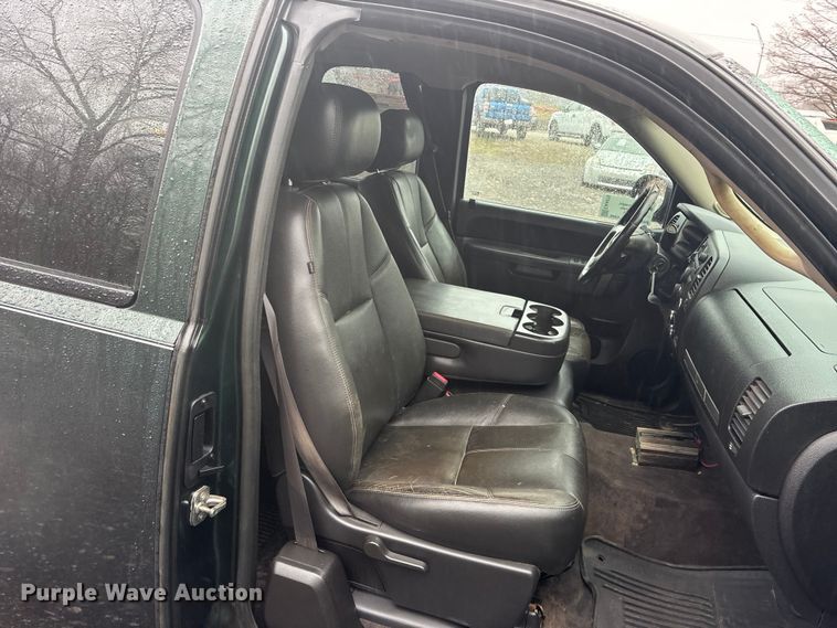 image for item EA4476 2013 Chevrolet Silverado 1500 Ext. Cab pickup truck