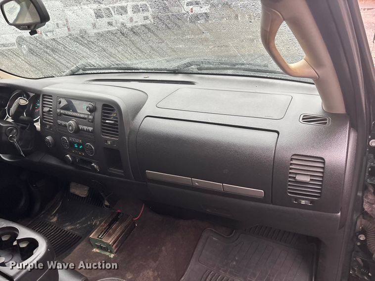 image for item EA4476 2013 Chevrolet Silverado 1500 Ext. Cab pickup truck