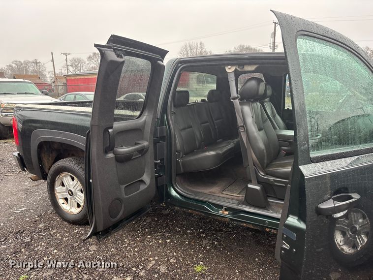 image for item EA4476 2013 Chevrolet Silverado 1500 Ext. Cab pickup truck