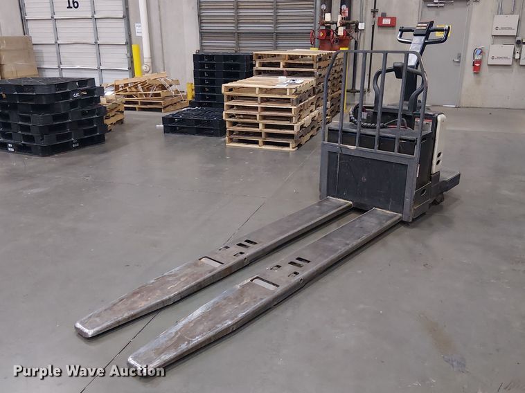 image for item EE7981 2004 Crown PE4000-60 pallet stacker