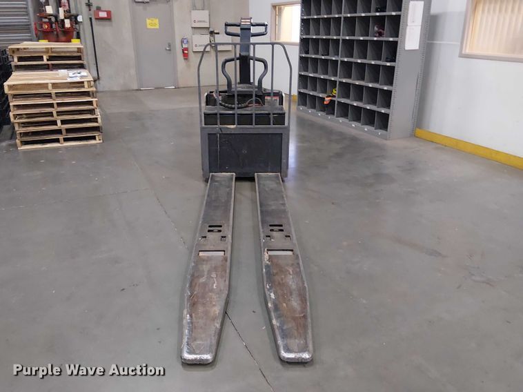 image for item EE7981 2004 Crown PE4000-60 pallet stacker