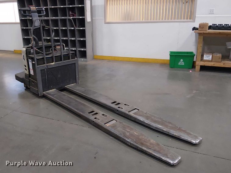 image for item EE7981 2004 Crown PE4000-60 pallet stacker