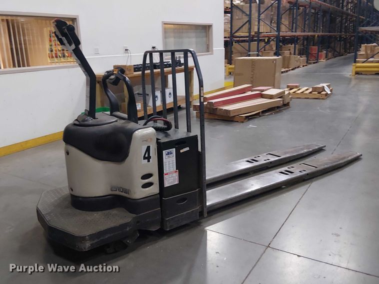 image for item EE7981 2004 Crown PE4000-60 pallet stacker