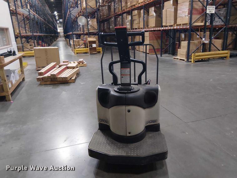 image for item EE7981 2004 Crown PE4000-60 pallet stacker