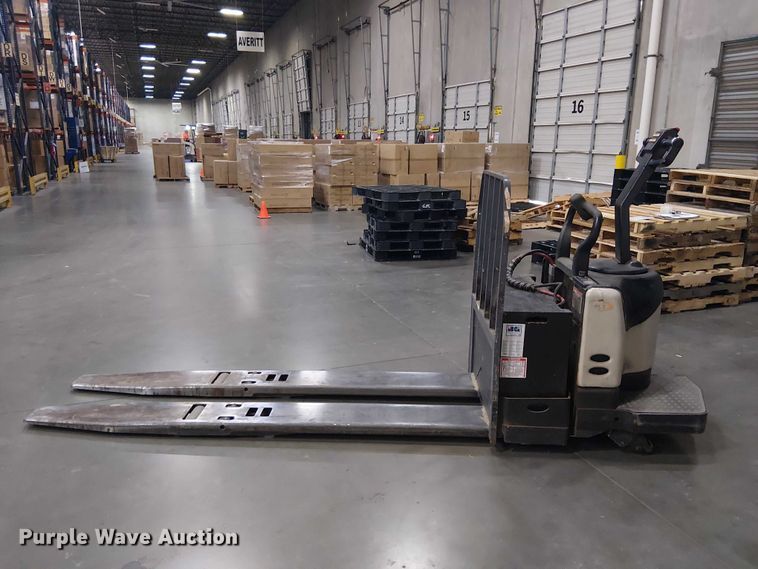 image for item EE7981 2004 Crown PE4000-60 pallet stacker