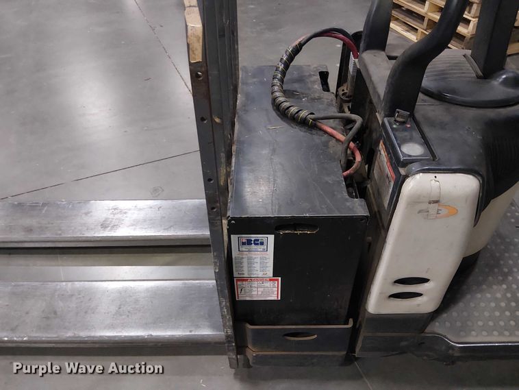 image for item EE7981 2004 Crown PE4000-60 pallet stacker