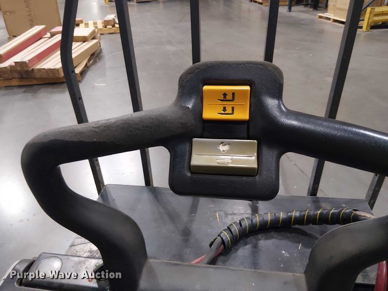 image for item EE7981 2004 Crown PE4000-60 pallet stacker