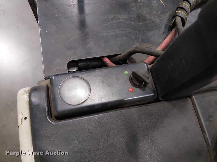 image for item EE7981 2004 Crown PE4000-60 pallet stacker