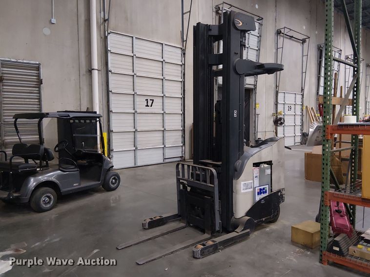 image for item EE7982 2004 Crown RD5220-30 reach truck