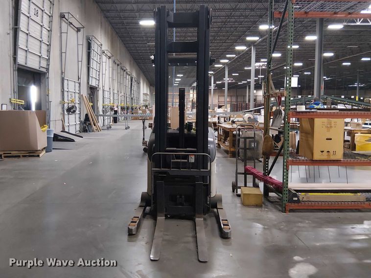 image for item EE7982 2004 Crown RD5220-30 reach truck