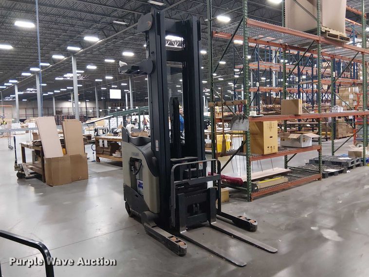 image for item EE7982 2004 Crown RD5220-30 reach truck