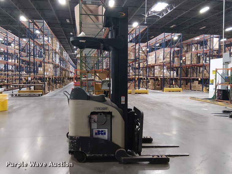 image for item EE7982 2004 Crown RD5220-30 reach truck