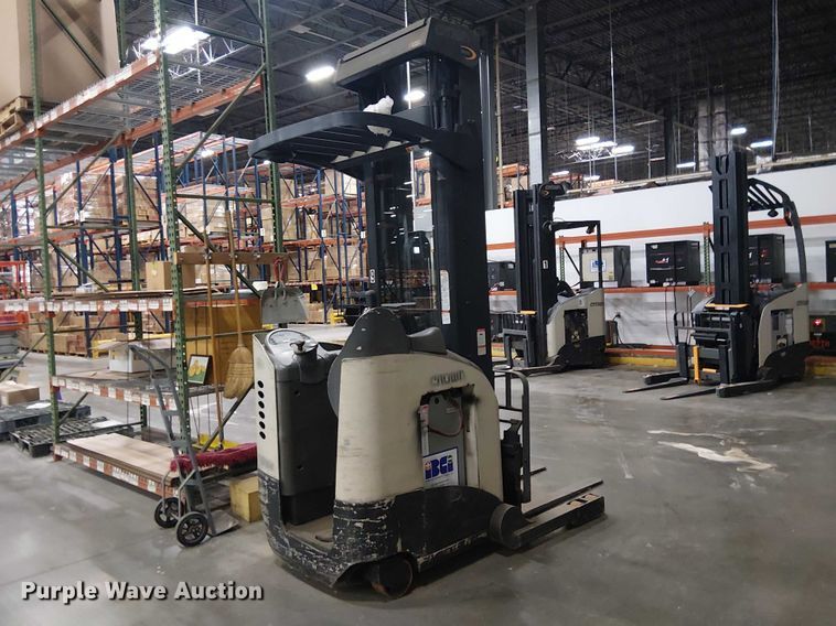 image for item EE7982 2004 Crown RD5220-30 reach truck
