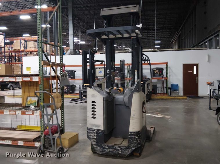 image for item EE7982 2004 Crown RD5220-30 reach truck