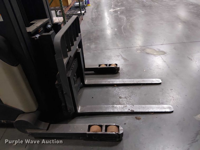 image for item EE7982 2004 Crown RD5220-30 reach truck