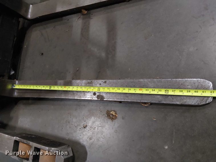 image for item EE7982 2004 Crown RD5220-30 reach truck