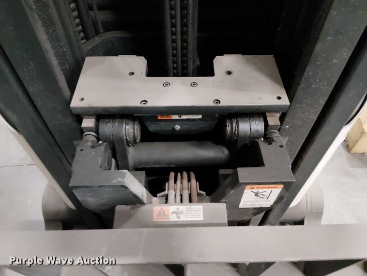 image for item EE7982 2004 Crown RD5220-30 reach truck