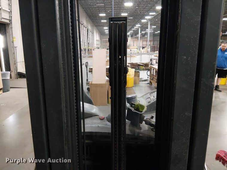 image for item EE7982 2004 Crown RD5220-30 reach truck