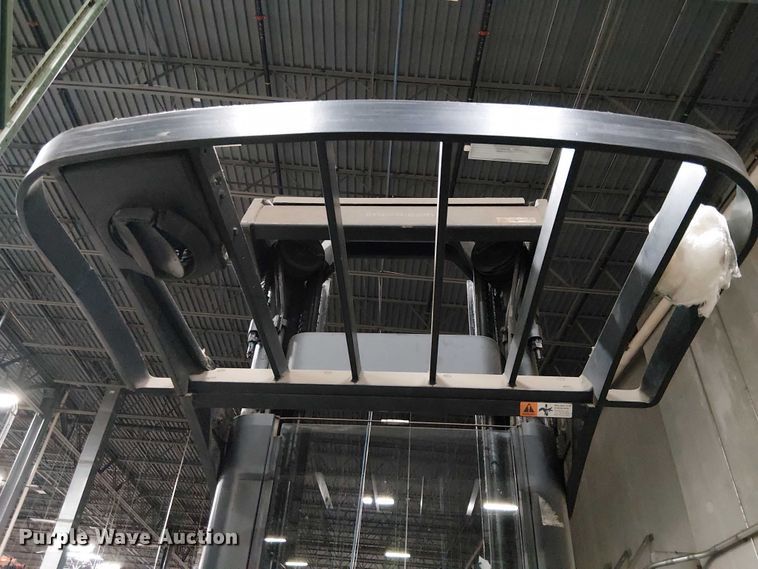 image for item EE7982 2004 Crown RD5220-30 reach truck