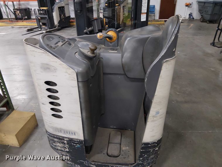 image for item EE7982 2004 Crown RD5220-30 reach truck