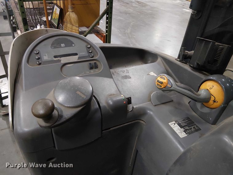 image for item EE7982 2004 Crown RD5220-30 reach truck