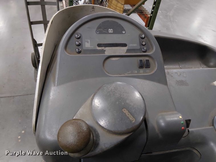 image for item EE7982 2004 Crown RD5220-30 reach truck