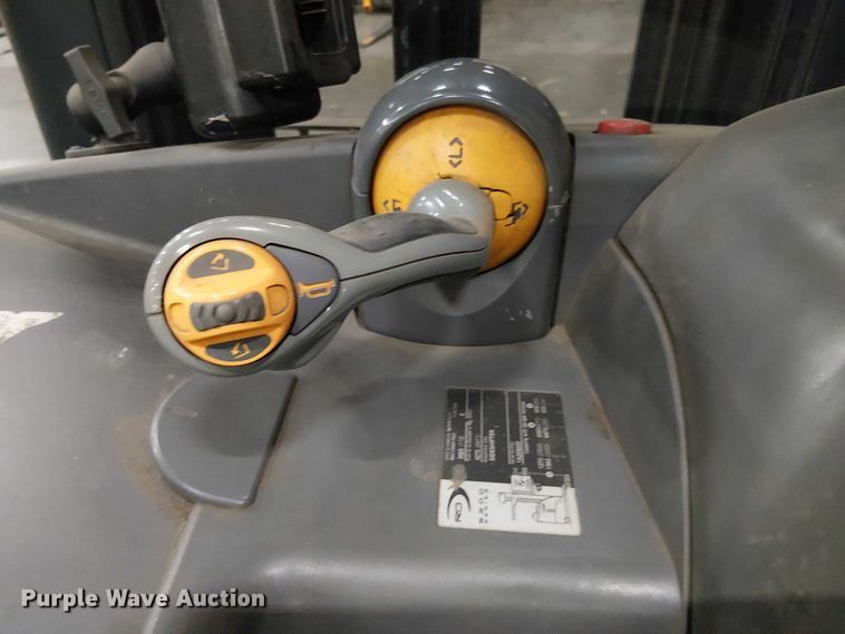 image for item EE7982 2004 Crown RD5220-30 reach truck