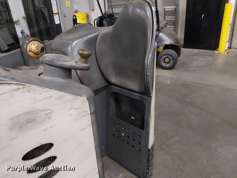 image for item EE7982 2004 Crown RD5220-30 reach truck