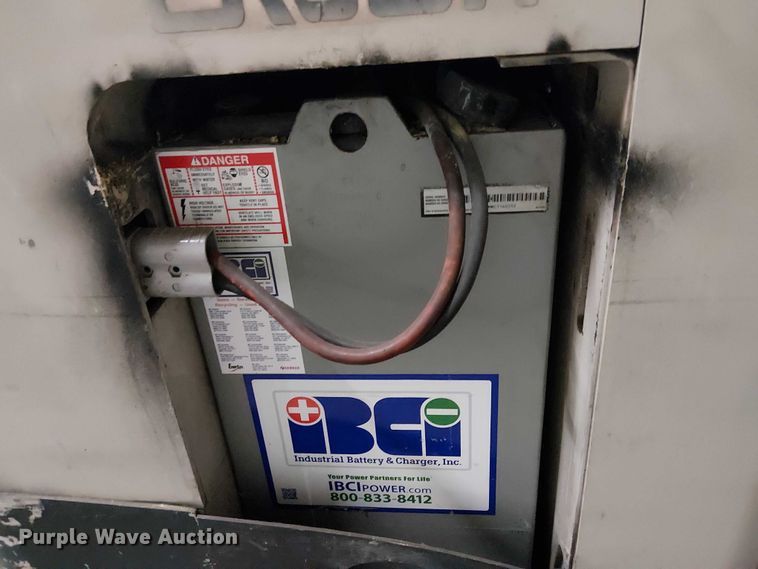 image for item EE7982 2004 Crown RD5220-30 reach truck