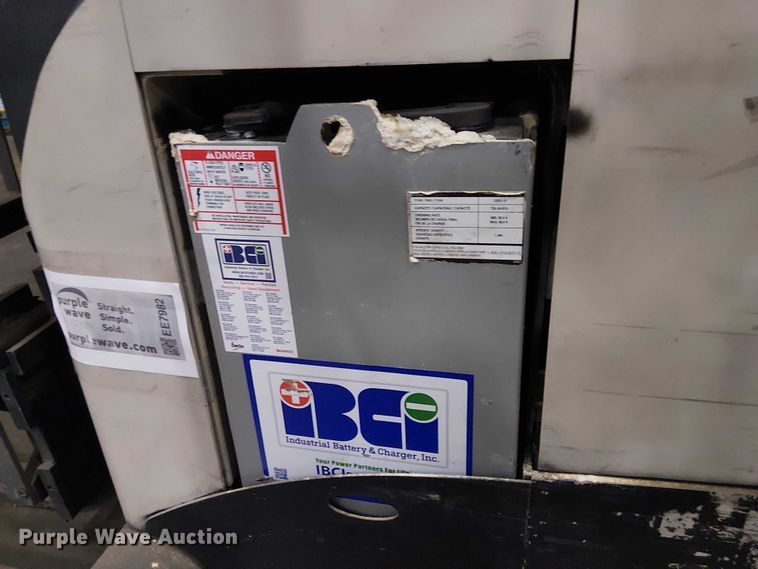 image for item EE7982 2004 Crown RD5220-30 reach truck