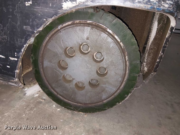 image for item EE7982 2004 Crown RD5220-30 reach truck