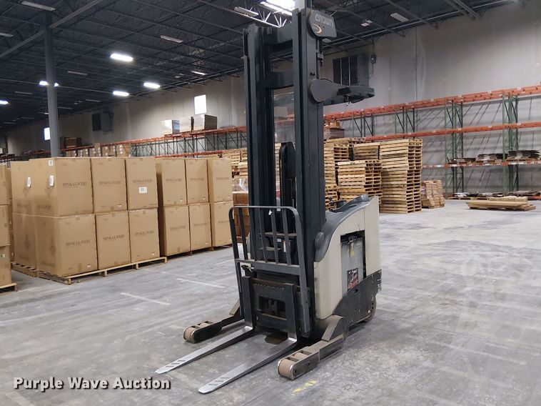 image for item EE7983 2006 Crown RR5225-35 reach truck