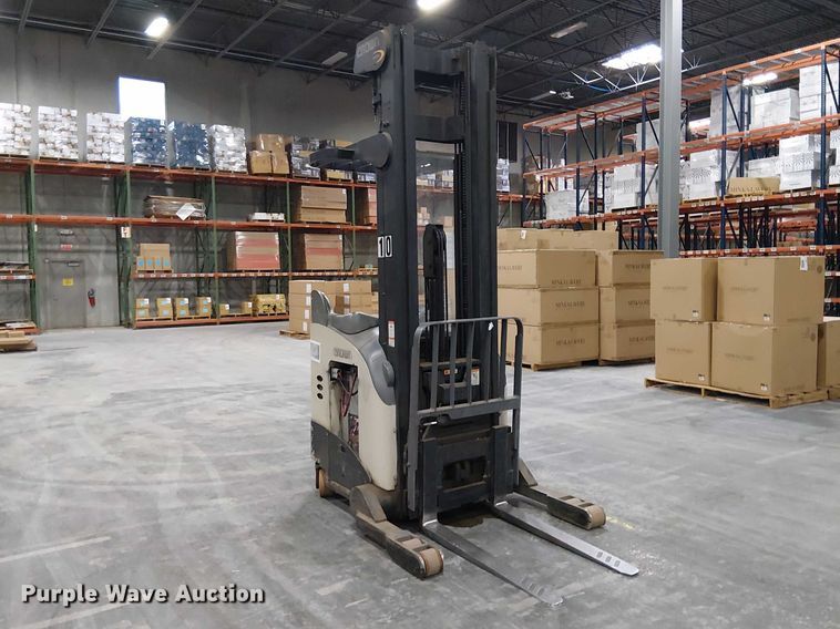 image for item EE7983 2006 Crown RR5225-35 reach truck