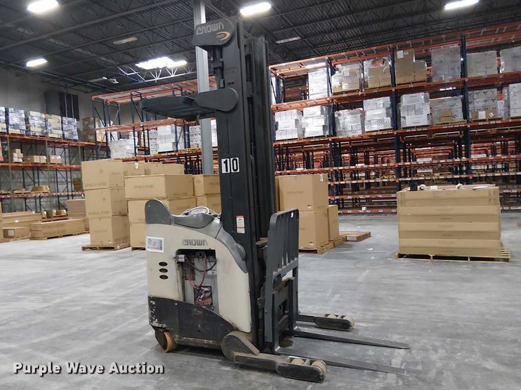 image for item EE7983 2006 Crown RR5225-35 reach truck