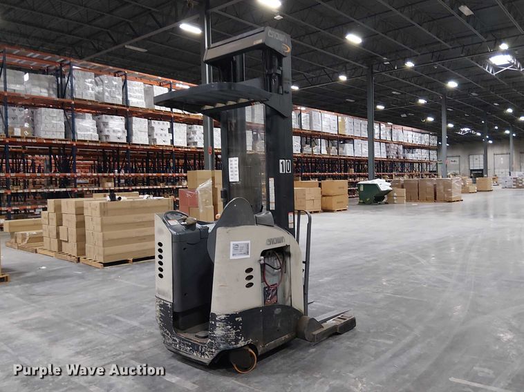 image for item EE7983 2006 Crown RR5225-35 reach truck