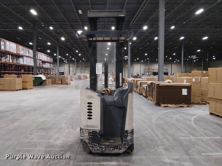 image for item EE7983 2006 Crown RR5225-35 reach truck