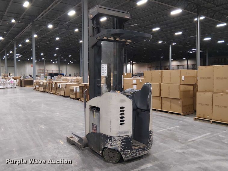 image for item EE7983 2006 Crown RR5225-35 reach truck