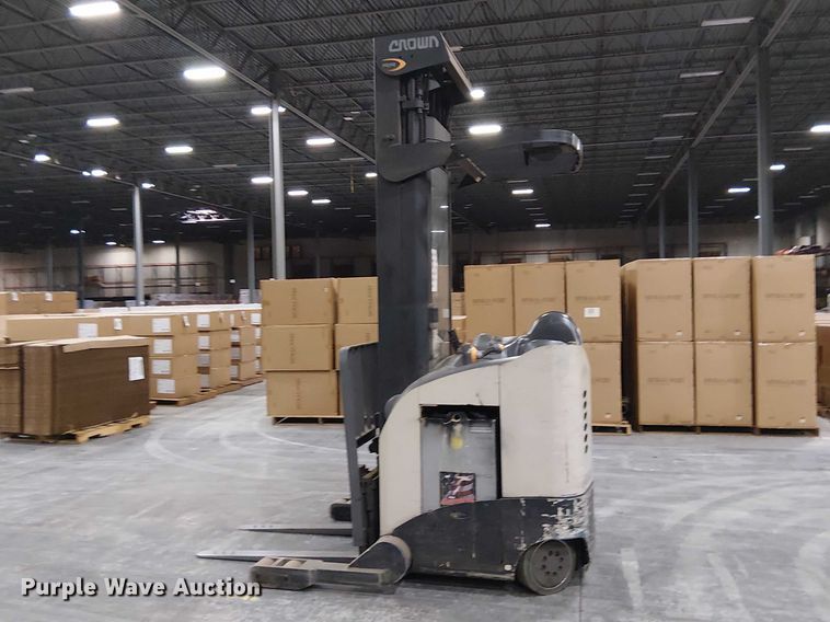 image for item EE7983 2006 Crown RR5225-35 reach truck