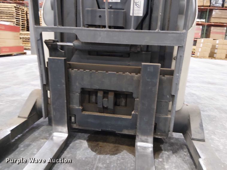 image for item EE7983 2006 Crown RR5225-35 reach truck