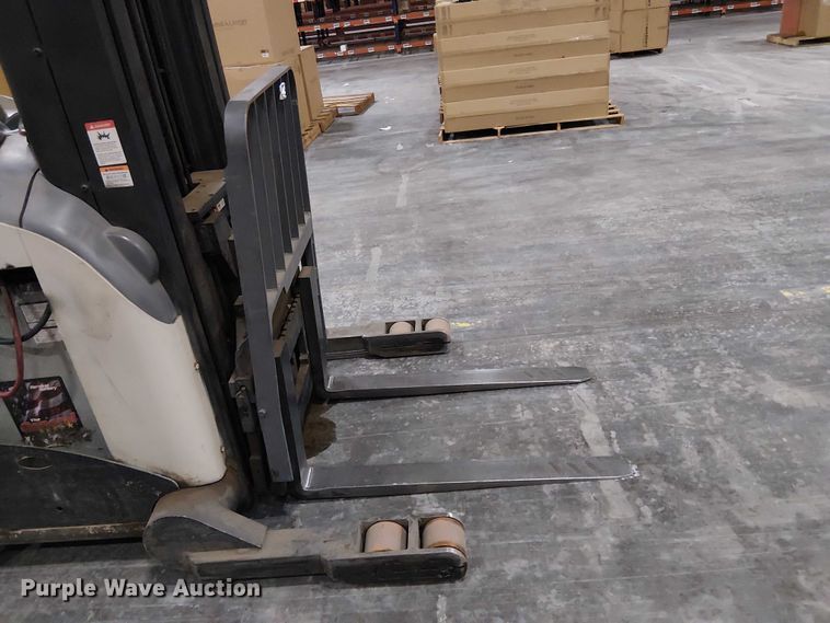 image for item EE7983 2006 Crown RR5225-35 reach truck