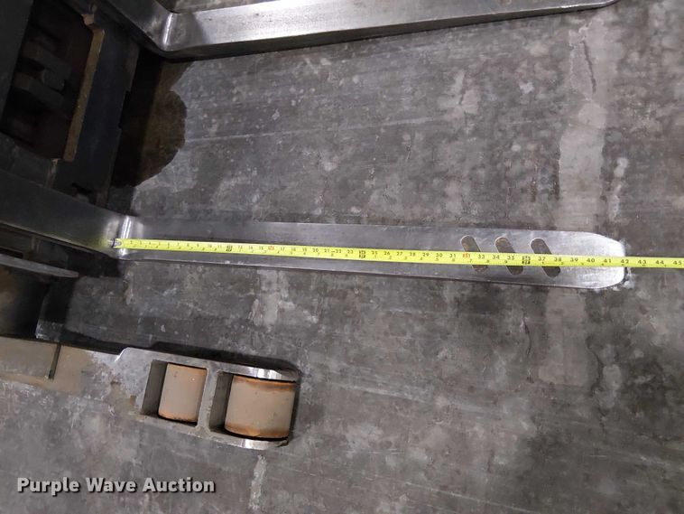 image for item EE7983 2006 Crown RR5225-35 reach truck