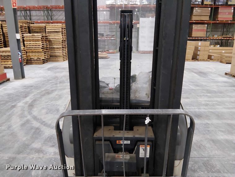 image for item EE7983 2006 Crown RR5225-35 reach truck