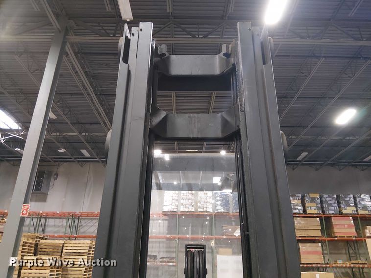 image for item EE7983 2006 Crown RR5225-35 reach truck