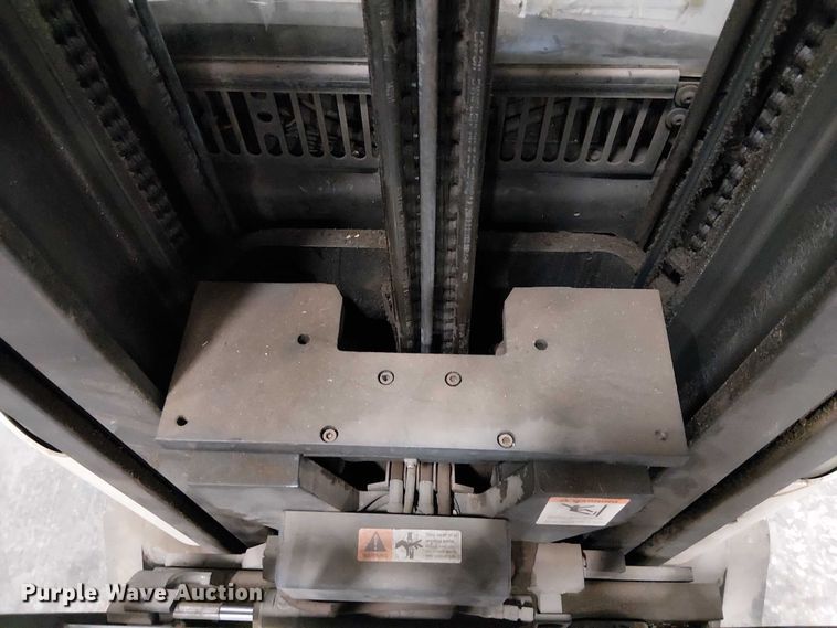 image for item EE7983 2006 Crown RR5225-35 reach truck