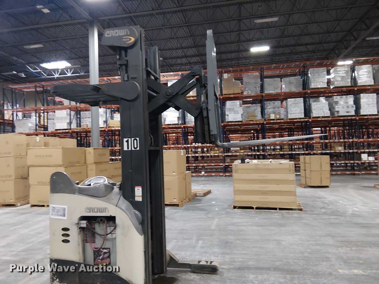 image for item EE7983 2006 Crown RR5225-35 reach truck